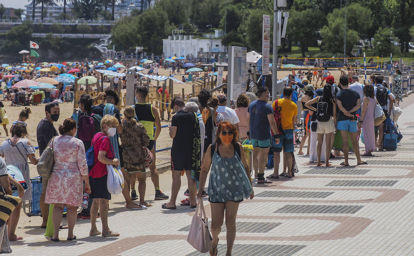 El buen tiempo ha animado a turistas y vecinos a acercarse a los arenales, a pesar de tener que esperar «una hora» para poder desplegar la toalla en la Segunda 