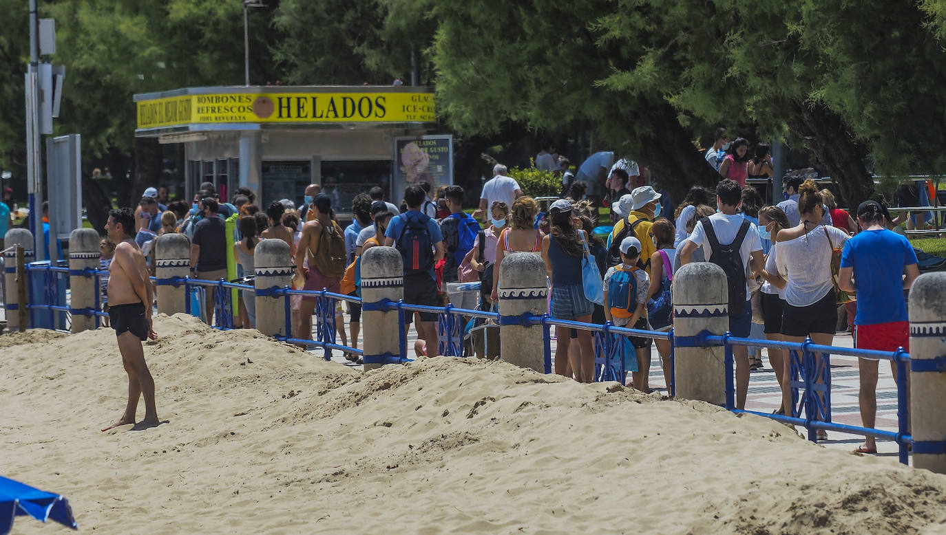 El buen tiempo ha animado a turistas y vecinos a acercarse a los arenales, a pesar de tener que esperar «una hora» para poder desplegar la toalla en la Segunda 