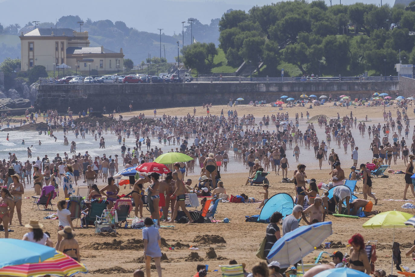 El buen tiempo ha animado a turistas y vecinos a acercarse a los arenales, a pesar de tener que esperar «una hora» para poder desplegar la toalla en la Segunda 