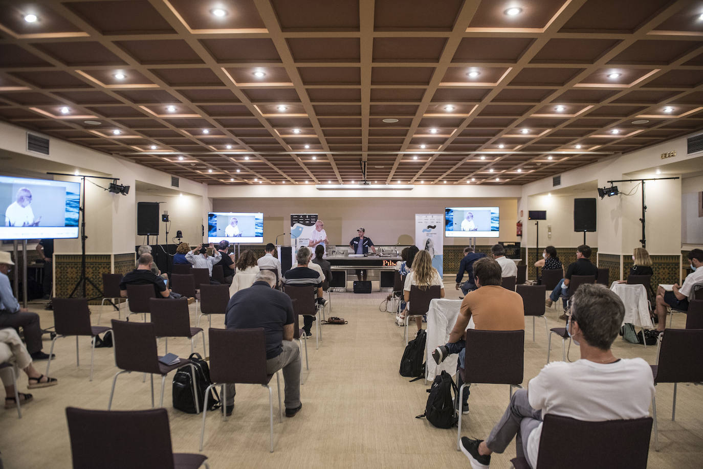 Sevilla, Cádiz y Málaga han acogido la tercera edición del Encuentro de los Mares, un congreso itinerante e interactivo que en esta ocasión ha abordado aspectos relacionados con la reforestación marítima y los beneficios que se derivan de ella y ha estrechado vínculos entre científicos, chefs, pescadores, periodistas y responsables de empresas, todos ellos comprometidos con la sostenibilidad. Porque el futuro de la humanidad, en gran medida, pasa por los océanos y, en función del estado de salud que éstos presenten, la población podrá seguir alimentándose, genera riqueza y bienestar. Como señaló Benjamín Lana, presidente de la división de Gastronomía de Vocento, grupo organizador del evento, «lo que le pase al mar es lo que nos pasará a nosotros como especie». Y en este contexto, la gastronomía cuenta con una importante influencia social, ya que la cocina necesita a la ciencia y a la ciencia le viene muy bien la cocina porque le da visibilidad. 