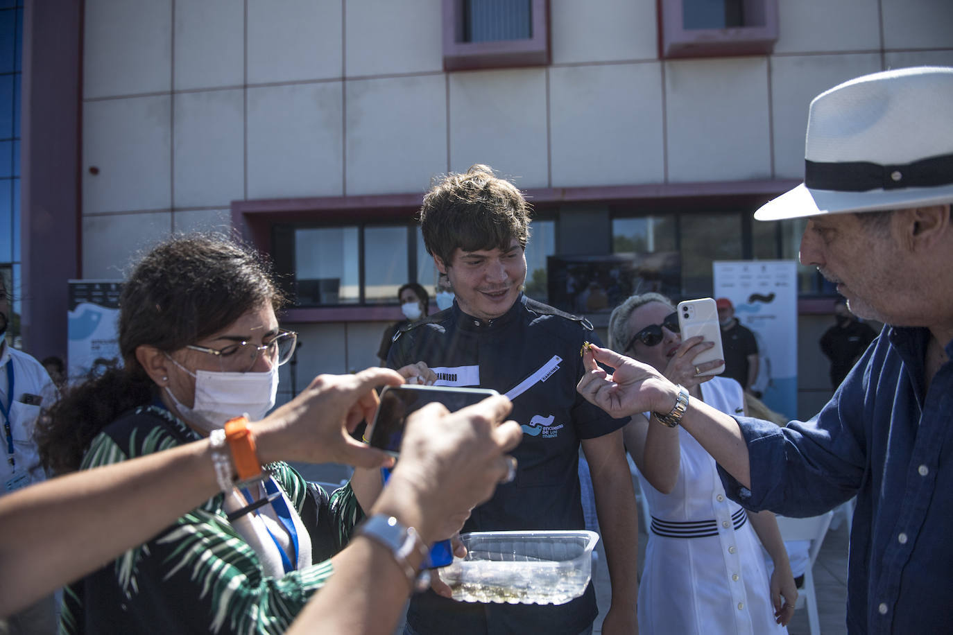 Sevilla, Cádiz y Málaga han acogido la tercera edición del Encuentro de los Mares, un congreso itinerante e interactivo que en esta ocasión ha abordado aspectos relacionados con la reforestación marítima y los beneficios que se derivan de ella y ha estrechado vínculos entre científicos, chefs, pescadores, periodistas y responsables de empresas, todos ellos comprometidos con la sostenibilidad. Porque el futuro de la humanidad, en gran medida, pasa por los océanos y, en función del estado de salud que éstos presenten, la población podrá seguir alimentándose, genera riqueza y bienestar. Como señaló Benjamín Lana, presidente de la división de Gastronomía de Vocento, grupo organizador del evento, «lo que le pase al mar es lo que nos pasará a nosotros como especie». Y en este contexto, la gastronomía cuenta con una importante influencia social, ya que la cocina necesita a la ciencia y a la ciencia le viene muy bien la cocina porque le da visibilidad. 