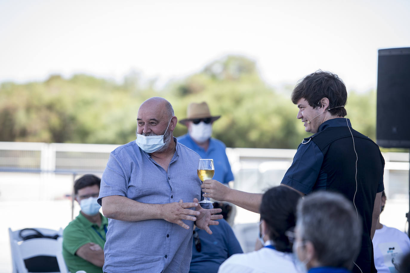 Sevilla, Cádiz y Málaga han acogido la tercera edición del Encuentro de los Mares, un congreso itinerante e interactivo que en esta ocasión ha abordado aspectos relacionados con la reforestación marítima y los beneficios que se derivan de ella y ha estrechado vínculos entre científicos, chefs, pescadores, periodistas y responsables de empresas, todos ellos comprometidos con la sostenibilidad. Porque el futuro de la humanidad, en gran medida, pasa por los océanos y, en función del estado de salud que éstos presenten, la población podrá seguir alimentándose, genera riqueza y bienestar. Como señaló Benjamín Lana, presidente de la división de Gastronomía de Vocento, grupo organizador del evento, «lo que le pase al mar es lo que nos pasará a nosotros como especie». Y en este contexto, la gastronomía cuenta con una importante influencia social, ya que la cocina necesita a la ciencia y a la ciencia le viene muy bien la cocina porque le da visibilidad. 