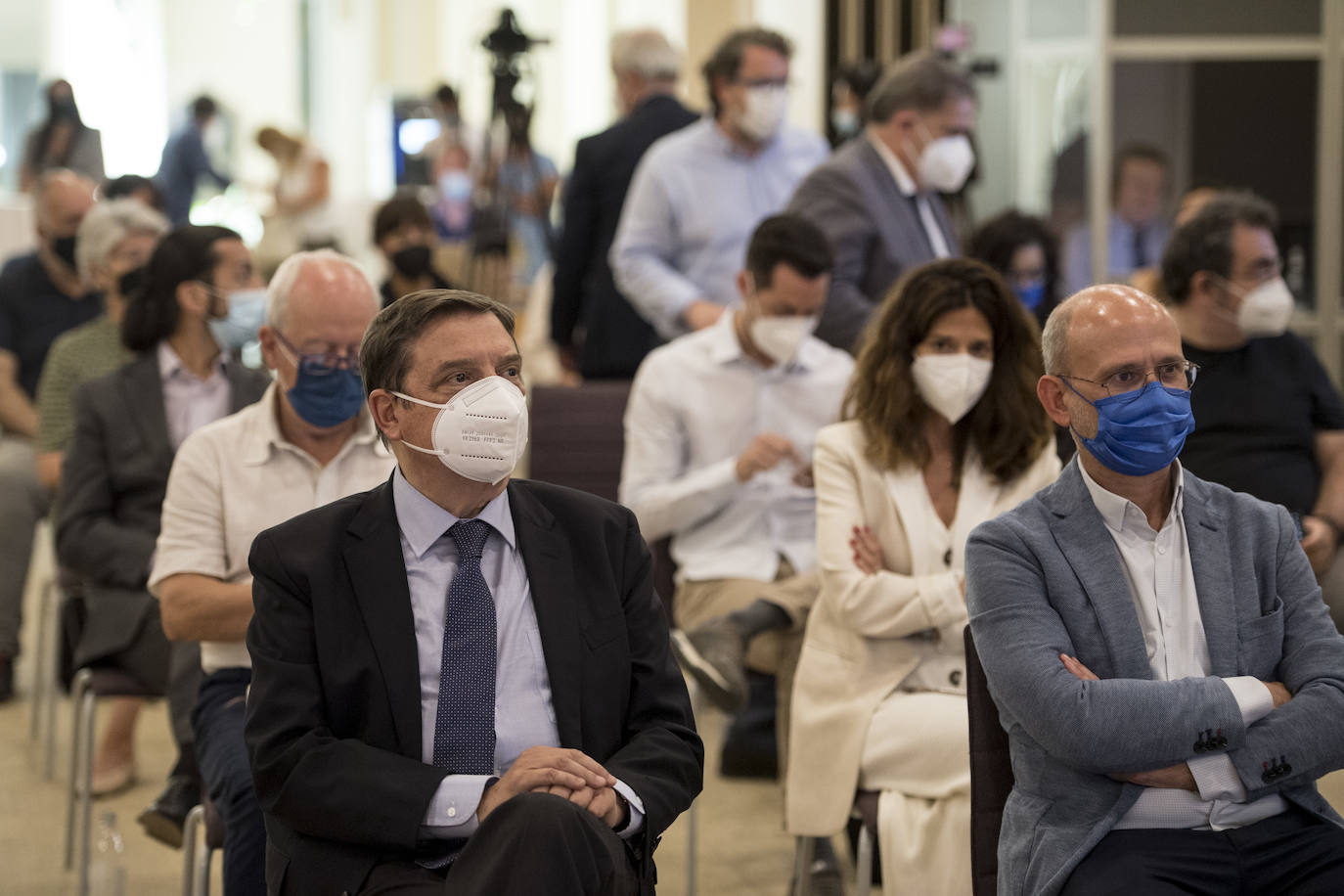 Sevilla, Cádiz y Málaga han acogido la tercera edición del Encuentro de los Mares, un congreso itinerante e interactivo que en esta ocasión ha abordado aspectos relacionados con la reforestación marítima y los beneficios que se derivan de ella y ha estrechado vínculos entre científicos, chefs, pescadores, periodistas y responsables de empresas, todos ellos comprometidos con la sostenibilidad. Porque el futuro de la humanidad, en gran medida, pasa por los océanos y, en función del estado de salud que éstos presenten, la población podrá seguir alimentándose, genera riqueza y bienestar. Como señaló Benjamín Lana, presidente de la división de Gastronomía de Vocento, grupo organizador del evento, «lo que le pase al mar es lo que nos pasará a nosotros como especie». Y en este contexto, la gastronomía cuenta con una importante influencia social, ya que la cocina necesita a la ciencia y a la ciencia le viene muy bien la cocina porque le da visibilidad. 