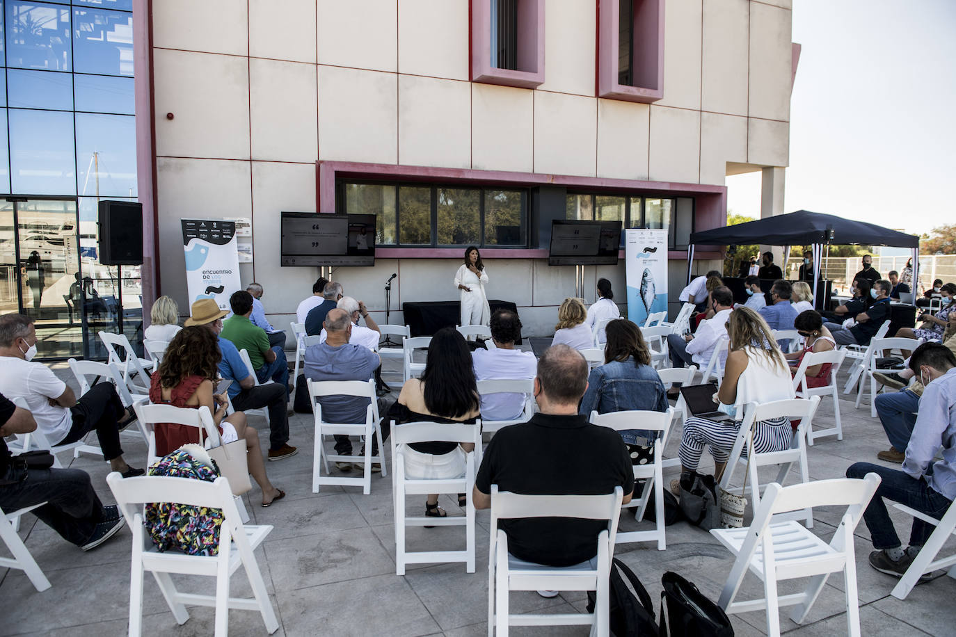 Sevilla, Cádiz y Málaga han acogido la tercera edición del Encuentro de los Mares, un congreso itinerante e interactivo que en esta ocasión ha abordado aspectos relacionados con la reforestación marítima y los beneficios que se derivan de ella y ha estrechado vínculos entre científicos, chefs, pescadores, periodistas y responsables de empresas, todos ellos comprometidos con la sostenibilidad. Porque el futuro de la humanidad, en gran medida, pasa por los océanos y, en función del estado de salud que éstos presenten, la población podrá seguir alimentándose, genera riqueza y bienestar. Como señaló Benjamín Lana, presidente de la división de Gastronomía de Vocento, grupo organizador del evento, «lo que le pase al mar es lo que nos pasará a nosotros como especie». Y en este contexto, la gastronomía cuenta con una importante influencia social, ya que la cocina necesita a la ciencia y a la ciencia le viene muy bien la cocina porque le da visibilidad. 