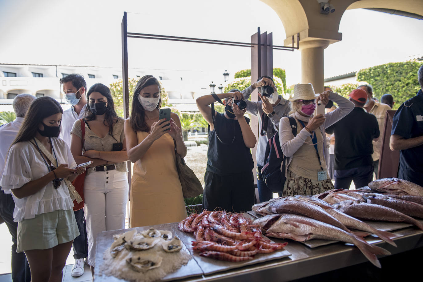 Sevilla, Cádiz y Málaga han acogido la tercera edición del Encuentro de los Mares, un congreso itinerante e interactivo que en esta ocasión ha abordado aspectos relacionados con la reforestación marítima y los beneficios que se derivan de ella y ha estrechado vínculos entre científicos, chefs, pescadores, periodistas y responsables de empresas, todos ellos comprometidos con la sostenibilidad. Porque el futuro de la humanidad, en gran medida, pasa por los océanos y, en función del estado de salud que éstos presenten, la población podrá seguir alimentándose, genera riqueza y bienestar. Como señaló Benjamín Lana, presidente de la división de Gastronomía de Vocento, grupo organizador del evento, «lo que le pase al mar es lo que nos pasará a nosotros como especie». Y en este contexto, la gastronomía cuenta con una importante influencia social, ya que la cocina necesita a la ciencia y a la ciencia le viene muy bien la cocina porque le da visibilidad. 