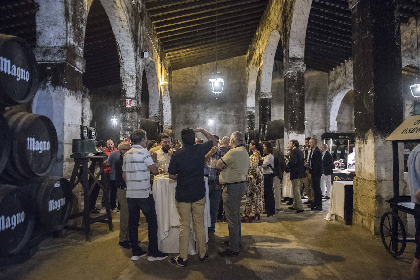 Sevilla, Cádiz y Málaga han acogido la tercera edición del Encuentro de los Mares, un congreso itinerante e interactivo que en esta ocasión ha abordado aspectos relacionados con la reforestación marítima y los beneficios que se derivan de ella y ha estrechado vínculos entre científicos, chefs, pescadores, periodistas y responsables de empresas, todos ellos comprometidos con la sostenibilidad. Porque el futuro de la humanidad, en gran medida, pasa por los océanos y, en función del estado de salud que éstos presenten, la población podrá seguir alimentándose, genera riqueza y bienestar. Como señaló Benjamín Lana, presidente de la división de Gastronomía de Vocento, grupo organizador del evento, «lo que le pase al mar es lo que nos pasará a nosotros como especie». Y en este contexto, la gastronomía cuenta con una importante influencia social, ya que la cocina necesita a la ciencia y a la ciencia le viene muy bien la cocina porque le da visibilidad. 