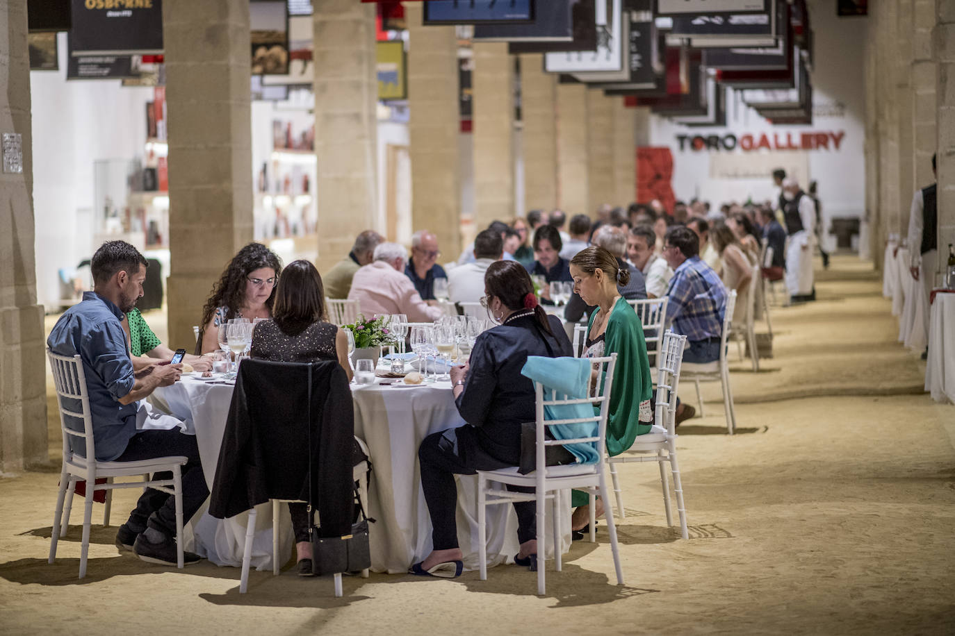 Sevilla, Cádiz y Málaga han acogido la tercera edición del Encuentro de los Mares, un congreso itinerante e interactivo que en esta ocasión ha abordado aspectos relacionados con la reforestación marítima y los beneficios que se derivan de ella y ha estrechado vínculos entre científicos, chefs, pescadores, periodistas y responsables de empresas, todos ellos comprometidos con la sostenibilidad. Porque el futuro de la humanidad, en gran medida, pasa por los océanos y, en función del estado de salud que éstos presenten, la población podrá seguir alimentándose, genera riqueza y bienestar. Como señaló Benjamín Lana, presidente de la división de Gastronomía de Vocento, grupo organizador del evento, «lo que le pase al mar es lo que nos pasará a nosotros como especie». Y en este contexto, la gastronomía cuenta con una importante influencia social, ya que la cocina necesita a la ciencia y a la ciencia le viene muy bien la cocina porque le da visibilidad. 