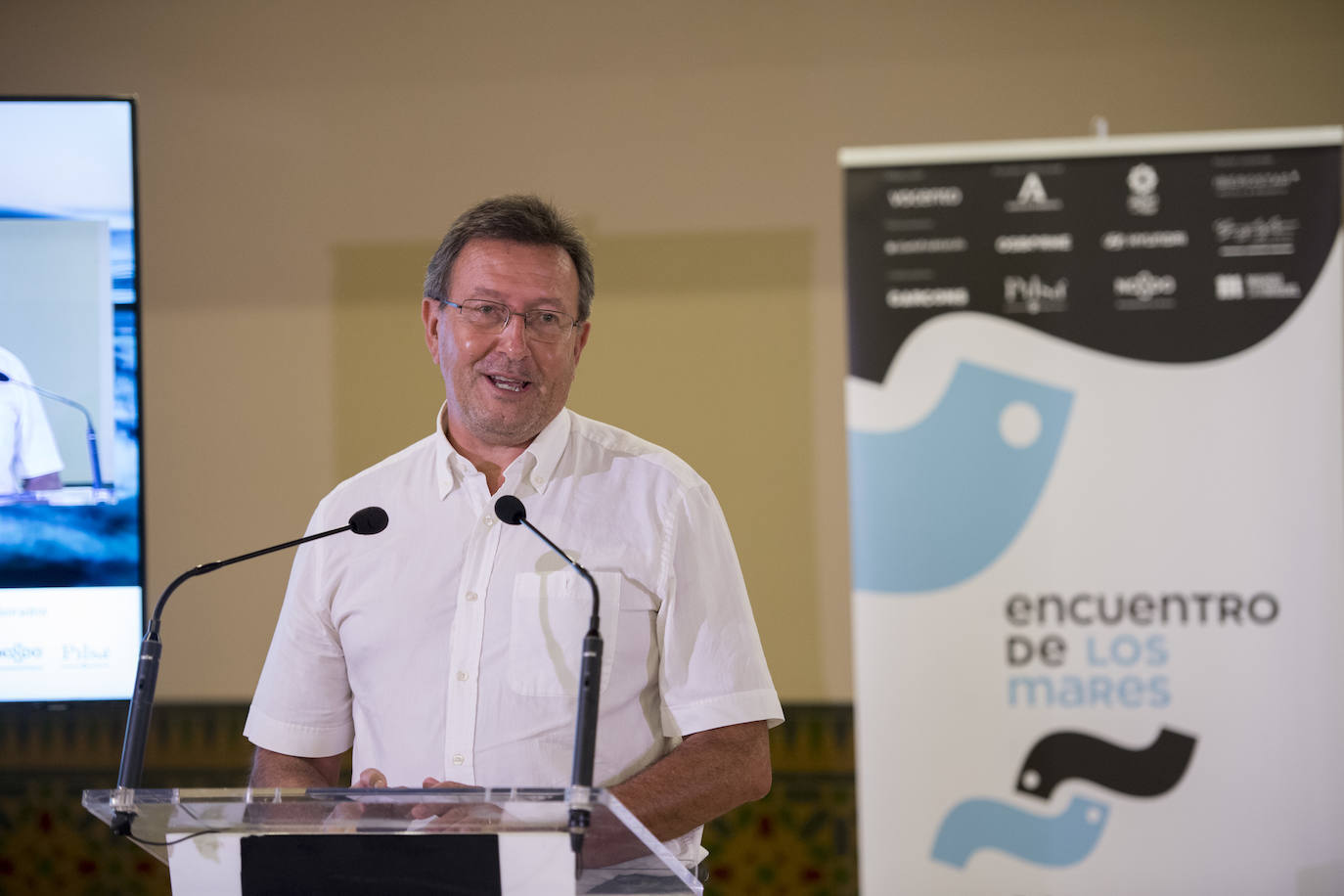 Sevilla, Cádiz y Málaga han acogido la tercera edición del Encuentro de los Mares, un congreso itinerante e interactivo que en esta ocasión ha abordado aspectos relacionados con la reforestación marítima y los beneficios que se derivan de ella y ha estrechado vínculos entre científicos, chefs, pescadores, periodistas y responsables de empresas, todos ellos comprometidos con la sostenibilidad. Porque el futuro de la humanidad, en gran medida, pasa por los océanos y, en función del estado de salud que éstos presenten, la población podrá seguir alimentándose, genera riqueza y bienestar. Como señaló Benjamín Lana, presidente de la división de Gastronomía de Vocento, grupo organizador del evento, «lo que le pase al mar es lo que nos pasará a nosotros como especie». Y en este contexto, la gastronomía cuenta con una importante influencia social, ya que la cocina necesita a la ciencia y a la ciencia le viene muy bien la cocina porque le da visibilidad. 