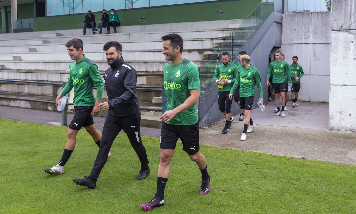 Los jugadores inician la pretemporada tras someterse a pruebas covid y disputarán siete partidos amistosos para llegar en «óptimas condiciones» a su debut liguero. El primer ensayo estival será ante el Sporting B en Galizano el viernes 23 de julio, a las 19.00 horas