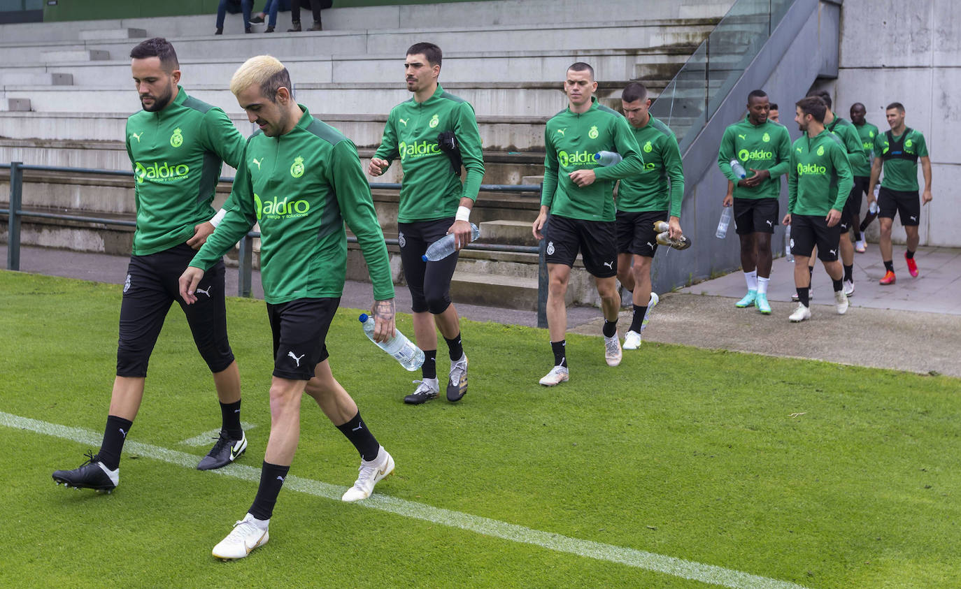 Los jugadores inician la pretemporada tras someterse a pruebas covid y disputarán siete partidos amistosos para llegar en «óptimas condiciones» a su debut liguero. El primer ensayo estival será ante el Sporting B en Galizano el viernes 23 de julio, a las 19.00 horas