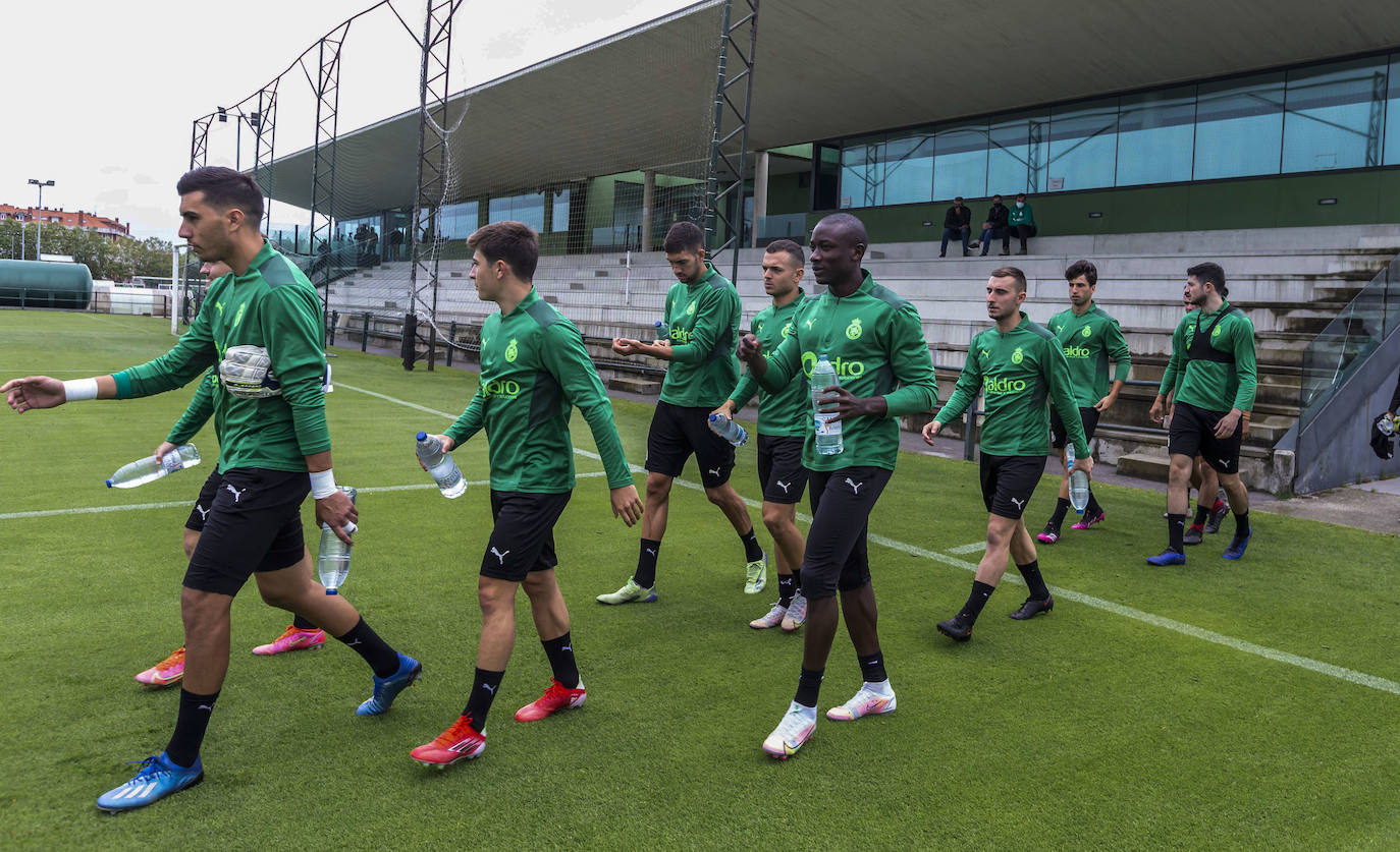 Los jugadores inician la pretemporada tras someterse a pruebas covid y disputarán siete partidos amistosos para llegar en «óptimas condiciones» a su debut liguero. El primer ensayo estival será ante el Sporting B en Galizano el viernes 23 de julio, a las 19.00 horas