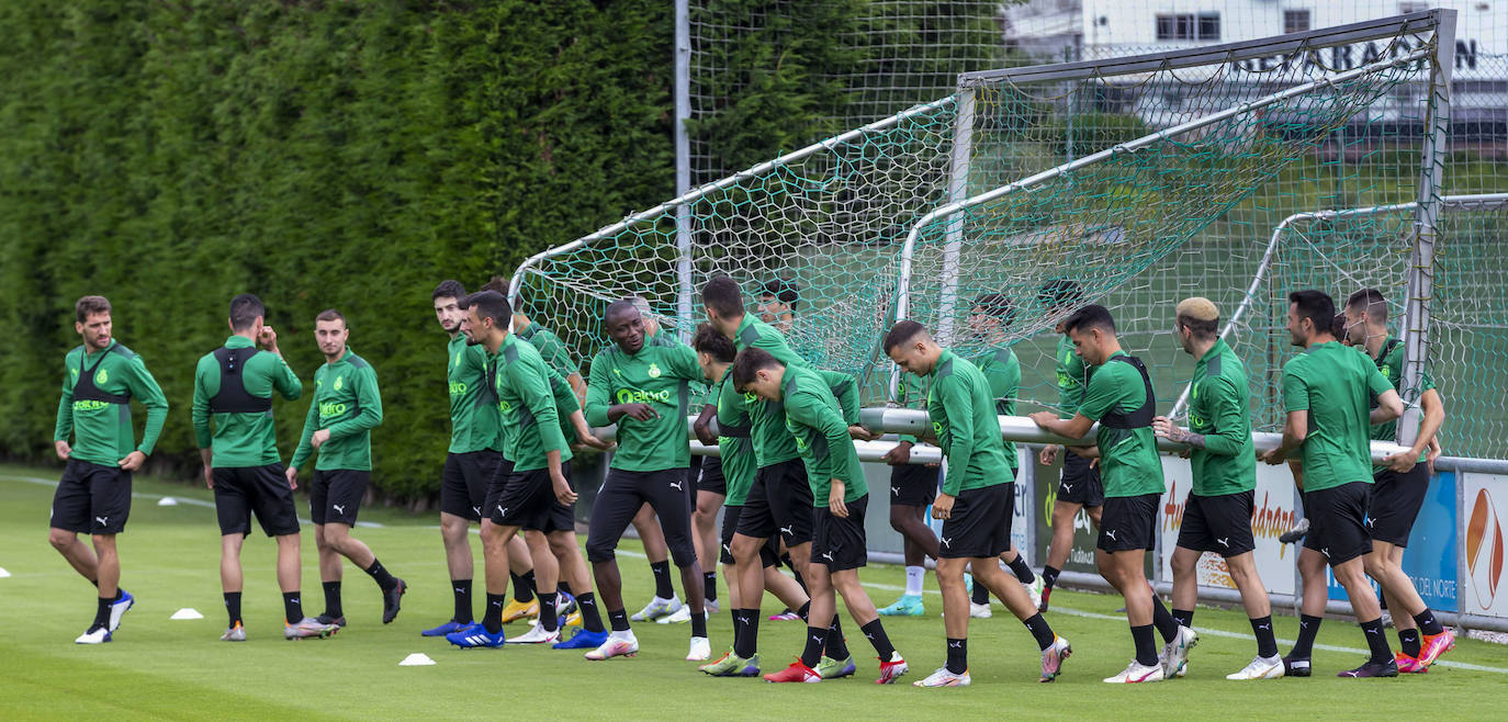 Los jugadores inician la pretemporada tras someterse a pruebas covid y disputarán siete partidos amistosos para llegar en «óptimas condiciones» a su debut liguero. El primer ensayo estival será ante el Sporting B en Galizano el viernes 23 de julio, a las 19.00 horas