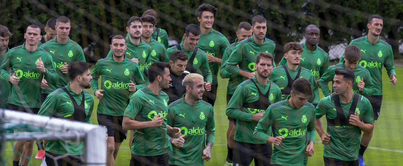 Los jugadores inician la pretemporada tras someterse a pruebas covid y disputarán siete partidos amistosos para llegar en «óptimas condiciones» a su debut liguero. El primer ensayo estival será ante el Sporting B en Galizano el viernes 23 de julio, a las 19.00 horas