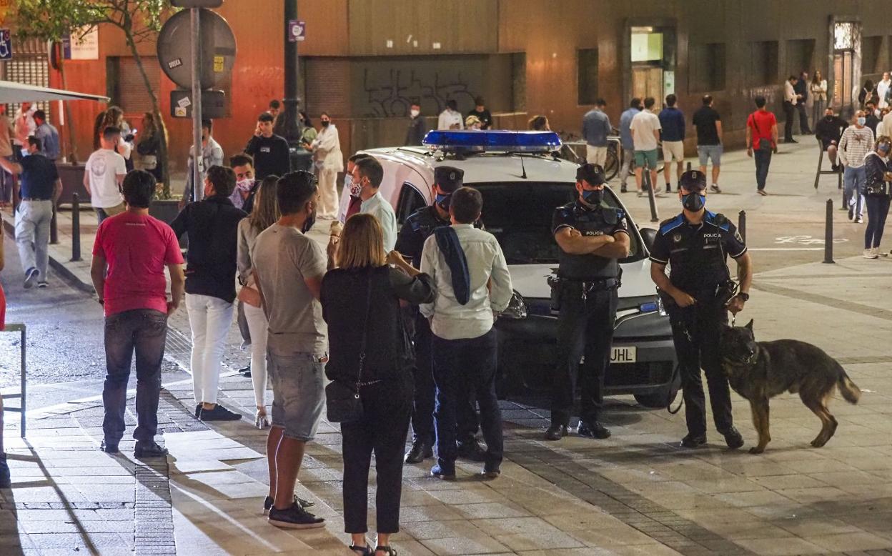 Agente de la Policía Local de Santander mientras vigilan el cumplimiento de la normativa en la Plaza Cañadío de Santander. 