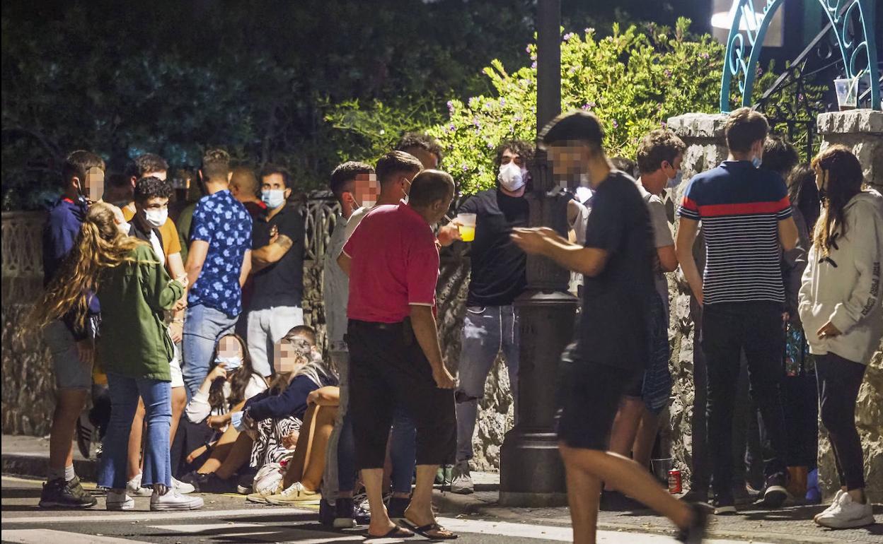 Imagen de un botellón en Santander.