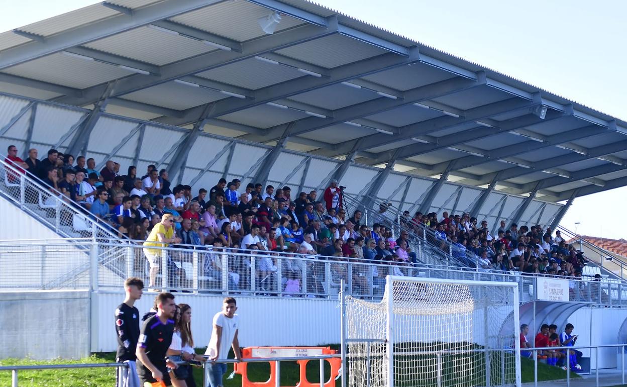 Imagen de archivo de las gradas del campo de fútbol de Soto de la Marina, bajo las que se instalarán los nuevos vestuarios.