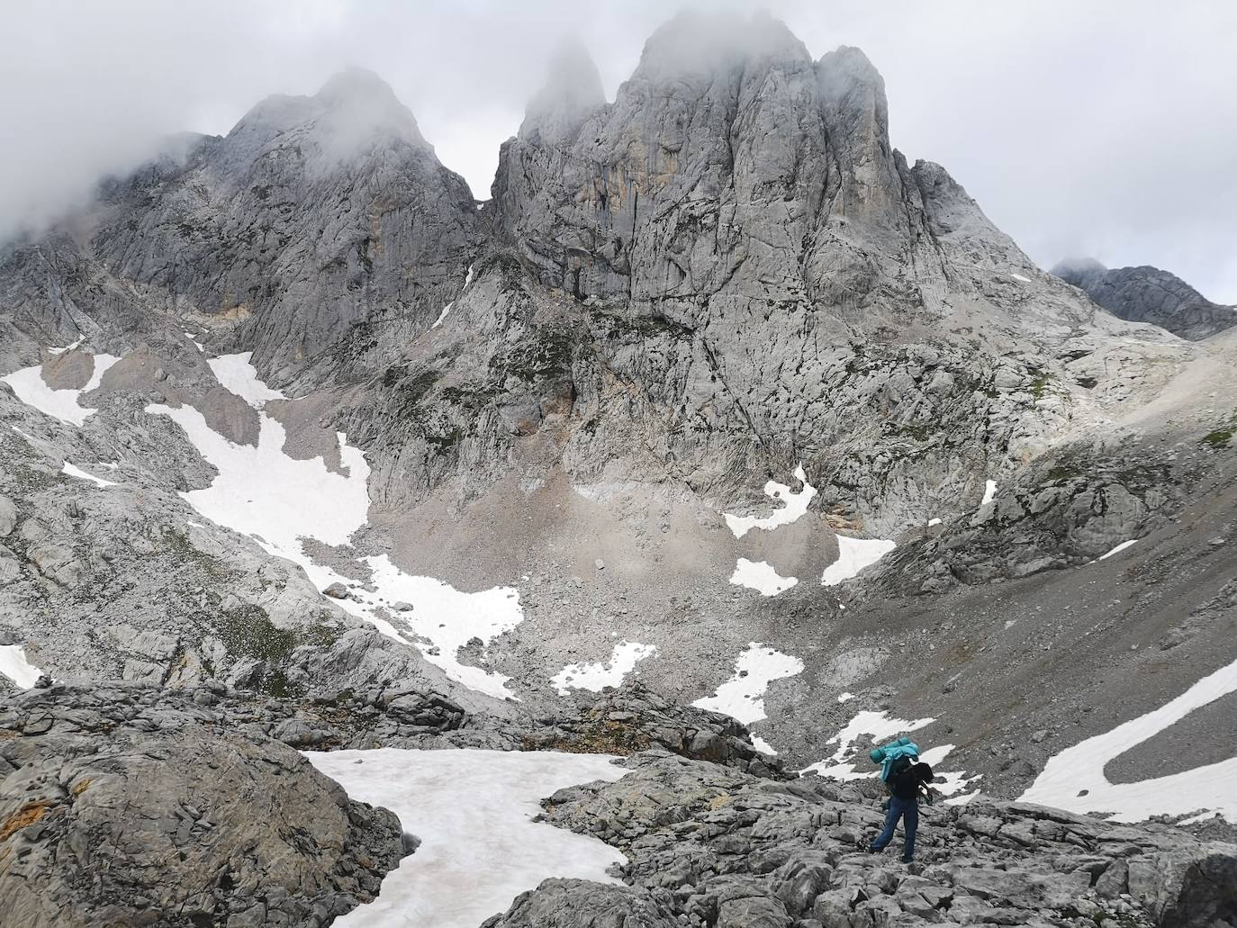 Pertenecen al grupo de Facebook 'Montaña en Femenino' y se han conocido para disfrutar de esta experiencia. Durante el camino confiesan que se han cruzado con montañeros a los que «les chocaba vernos juntas en el monte o, más bien, sin una figura masculina que tutelase al grupo»