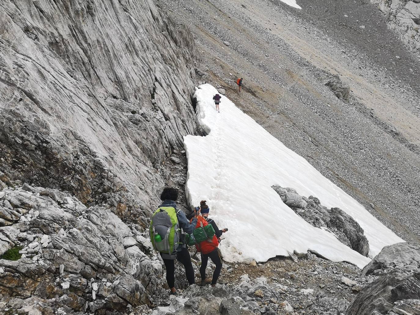 Pertenecen al grupo de Facebook 'Montaña en Femenino' y se han conocido para disfrutar de esta experiencia. Durante el camino confiesan que se han cruzado con montañeros a los que «les chocaba vernos juntas en el monte o, más bien, sin una figura masculina que tutelase al grupo»