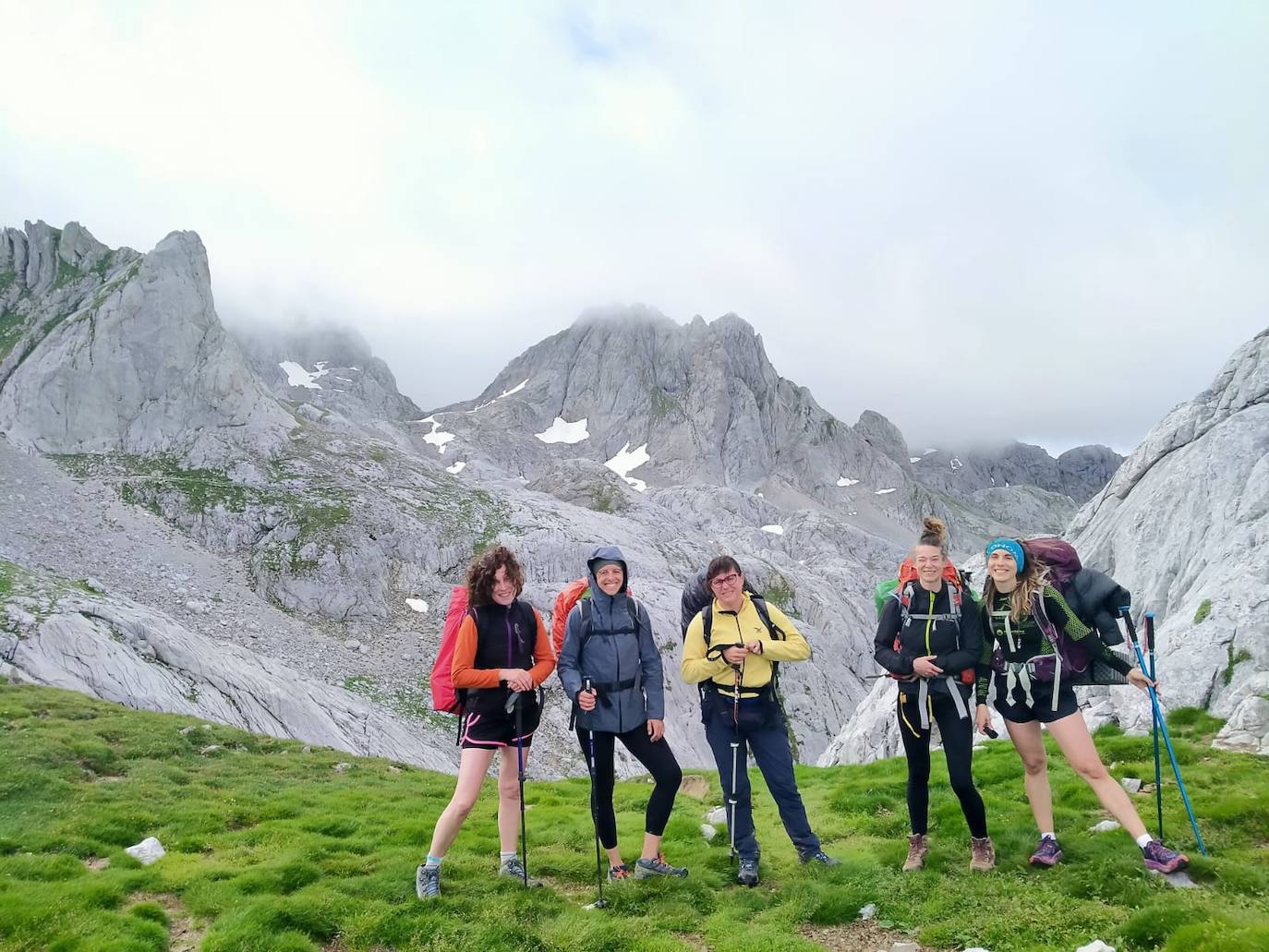 Pertenecen al grupo de Facebook 'Montaña en Femenino' y se han conocido para disfrutar de esta experiencia. Durante el camino confiesan que se han cruzado con montañeros a los que «les chocaba vernos juntas en el monte o, más bien, sin una figura masculina que tutelase al grupo»