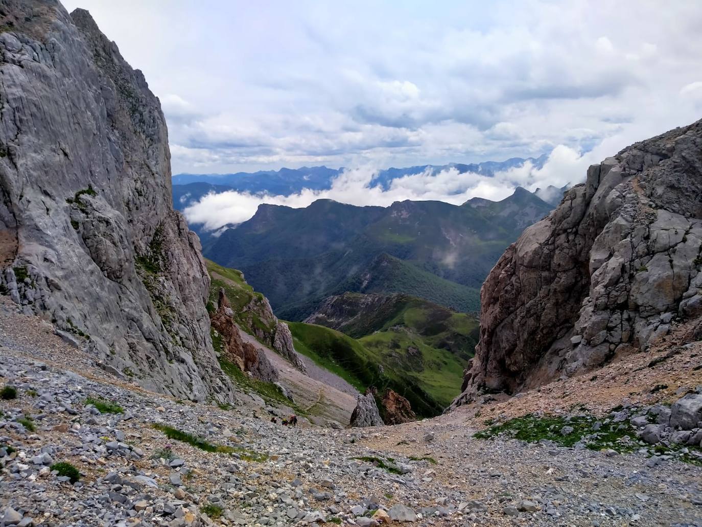 Pertenecen al grupo de Facebook 'Montaña en Femenino' y se han conocido para disfrutar de esta experiencia. Durante el camino confiesan que se han cruzado con montañeros a los que «les chocaba vernos juntas en el monte o, más bien, sin una figura masculina que tutelase al grupo»