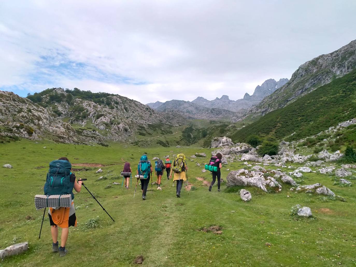 Pertenecen al grupo de Facebook 'Montaña en Femenino' y se han conocido para disfrutar de esta experiencia. Durante el camino confiesan que se han cruzado con montañeros a los que «les chocaba vernos juntas en el monte o, más bien, sin una figura masculina que tutelase al grupo»