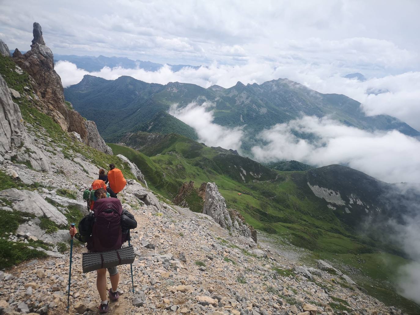 Pertenecen al grupo de Facebook 'Montaña en Femenino' y se han conocido para disfrutar de esta experiencia. Durante el camino confiesan que se han cruzado con montañeros a los que «les chocaba vernos juntas en el monte o, más bien, sin una figura masculina que tutelase al grupo»