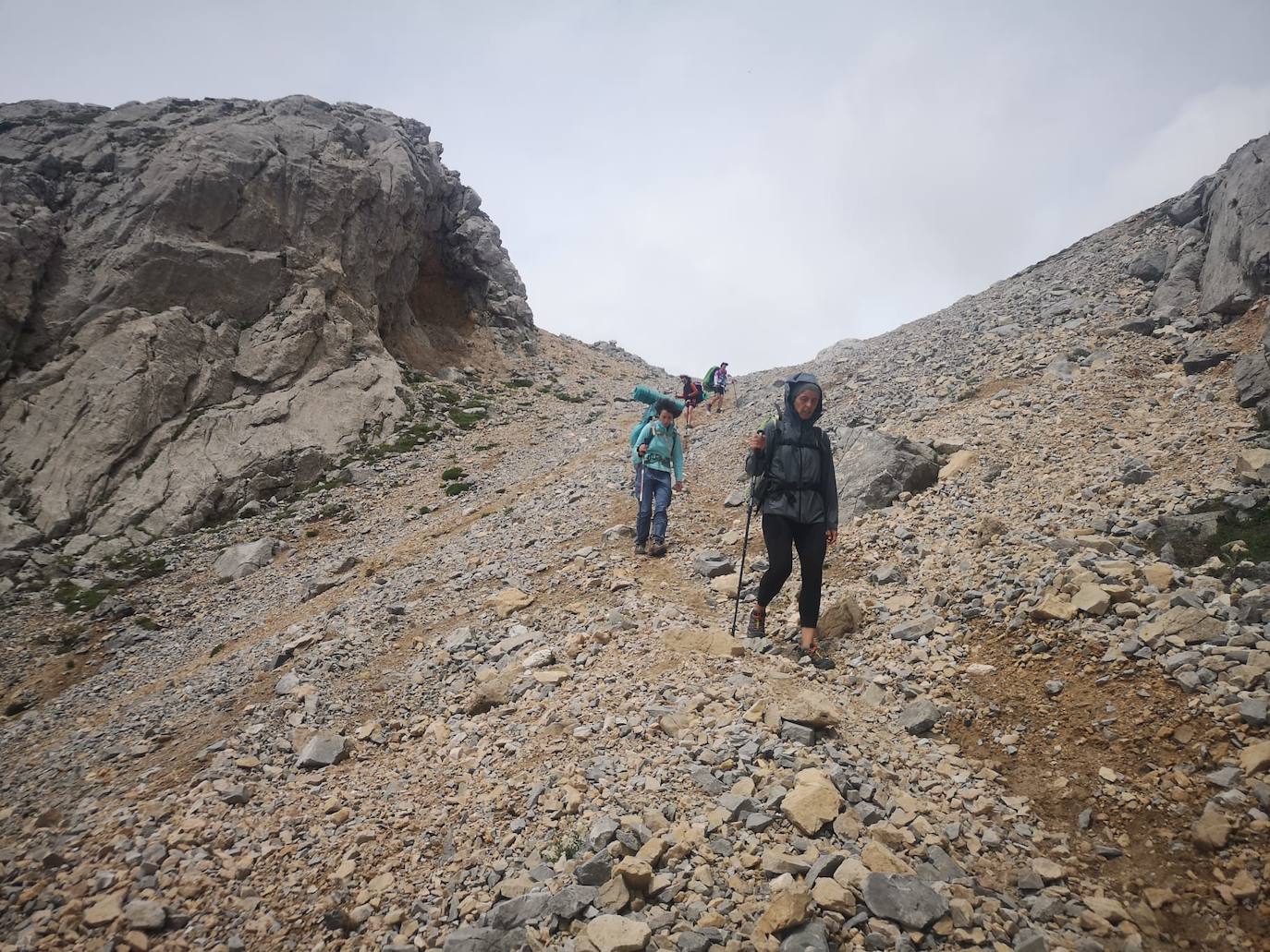 Pertenecen al grupo de Facebook 'Montaña en Femenino' y se han conocido para disfrutar de esta experiencia. Durante el camino confiesan que se han cruzado con montañeros a los que «les chocaba vernos juntas en el monte o, más bien, sin una figura masculina que tutelase al grupo»