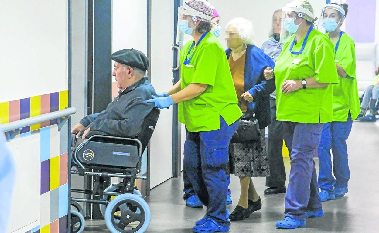 Profesionales sanitarios en la residencia de ancianos de San Miguel de Meruelo, en una imagen de archivo