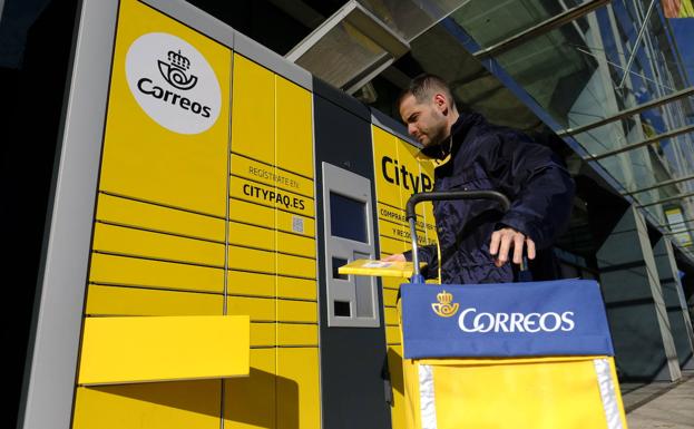 Un trabajador del grupo Correos. 