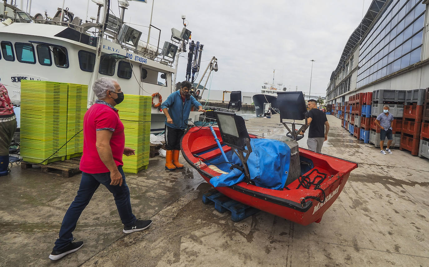 Momento en el que el Siempre al Alba, pesquero que rescató a cinco de los tripulantes del Maremi, llega al puerto de Santoña con un bote del barco siniestrado y chalecos salvavidas de los marineros, material que pudieron sacar del agua