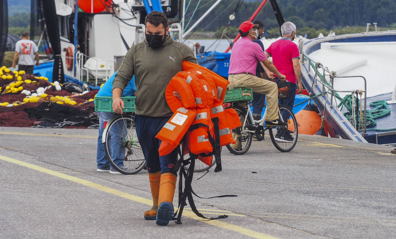 Momento en el que el Siempre al Alba, pesquero que rescató a cinco de los tripulantes del Maremi, llega al puerto de Santoña con un bote del barco siniestrado y chalecos salvavidas de los marineros, material que pudieron sacar del agua