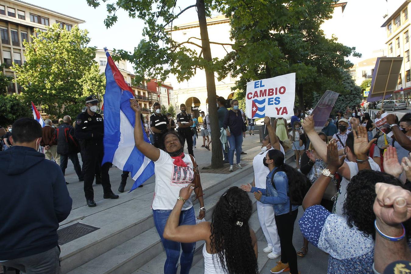 Fotos: Gritos y cruce de acusaciones en la concentración por Cuba