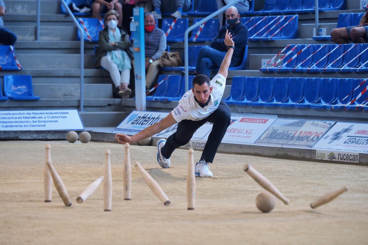 Víctor birla para Peñacastillo en el partido de ayer. 