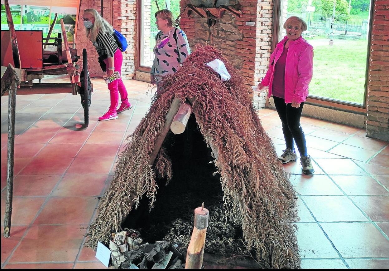 La sala de la hoya carbonera muestra también el refugio que se construía el carbonero. 