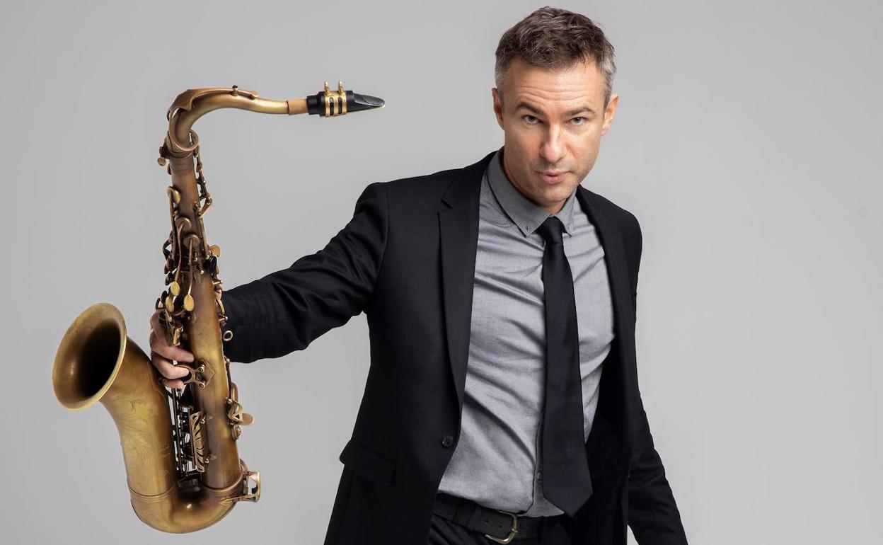 El saxofonista, clarinetista y cantante australiano Adrian Cunningham.