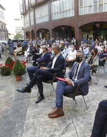 Imagen secundaria 2 - Público y las autoridades. Entre los asistentes, el consejero de Cultura, Pablo Zuloaga y el de Turismo, Javier López Marcano.