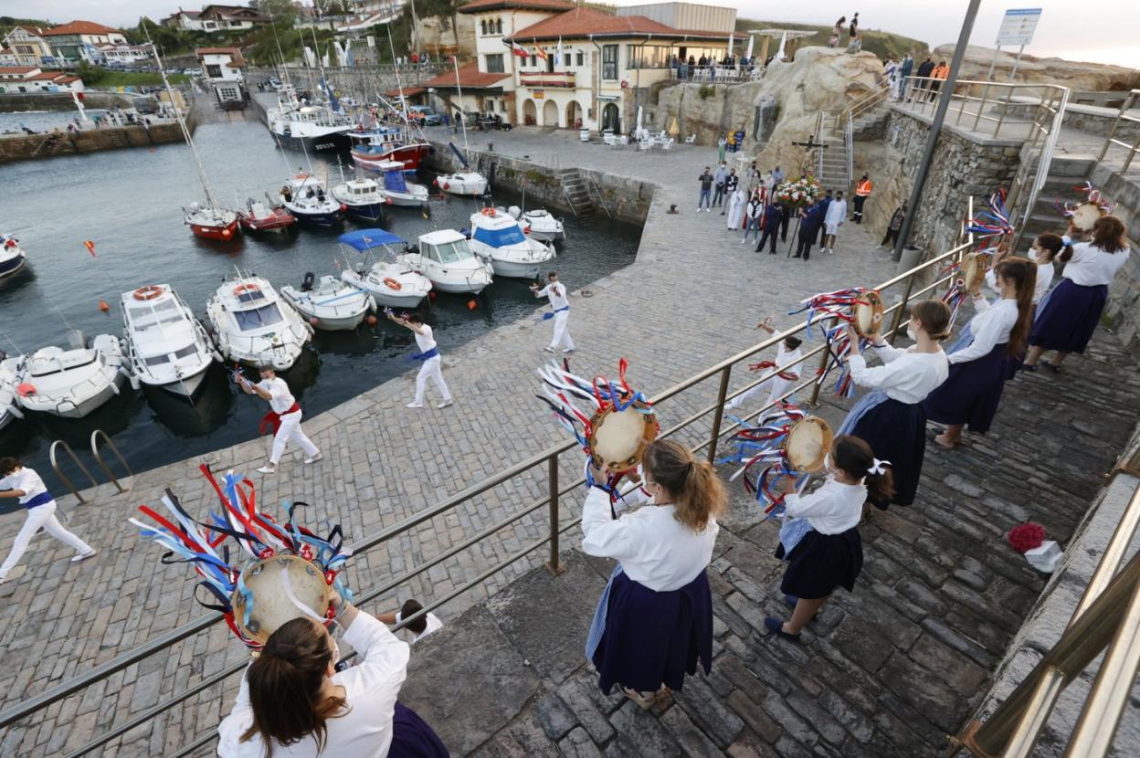 Picayos y pandereteras actuaron en el puerto ante la imagen del Cristo del Amparo.