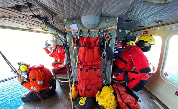 Técnicos de rescate del helicóptero del Gobierno, en el dispositivo de búsqueda de este viernes.