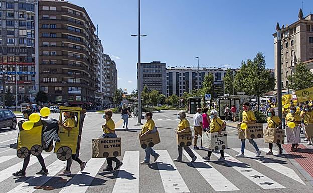 Imagen principal - La plataforma por el tren a Bilbao exige recuperar el servicio de la tarde y otras frecuencias prepandemia