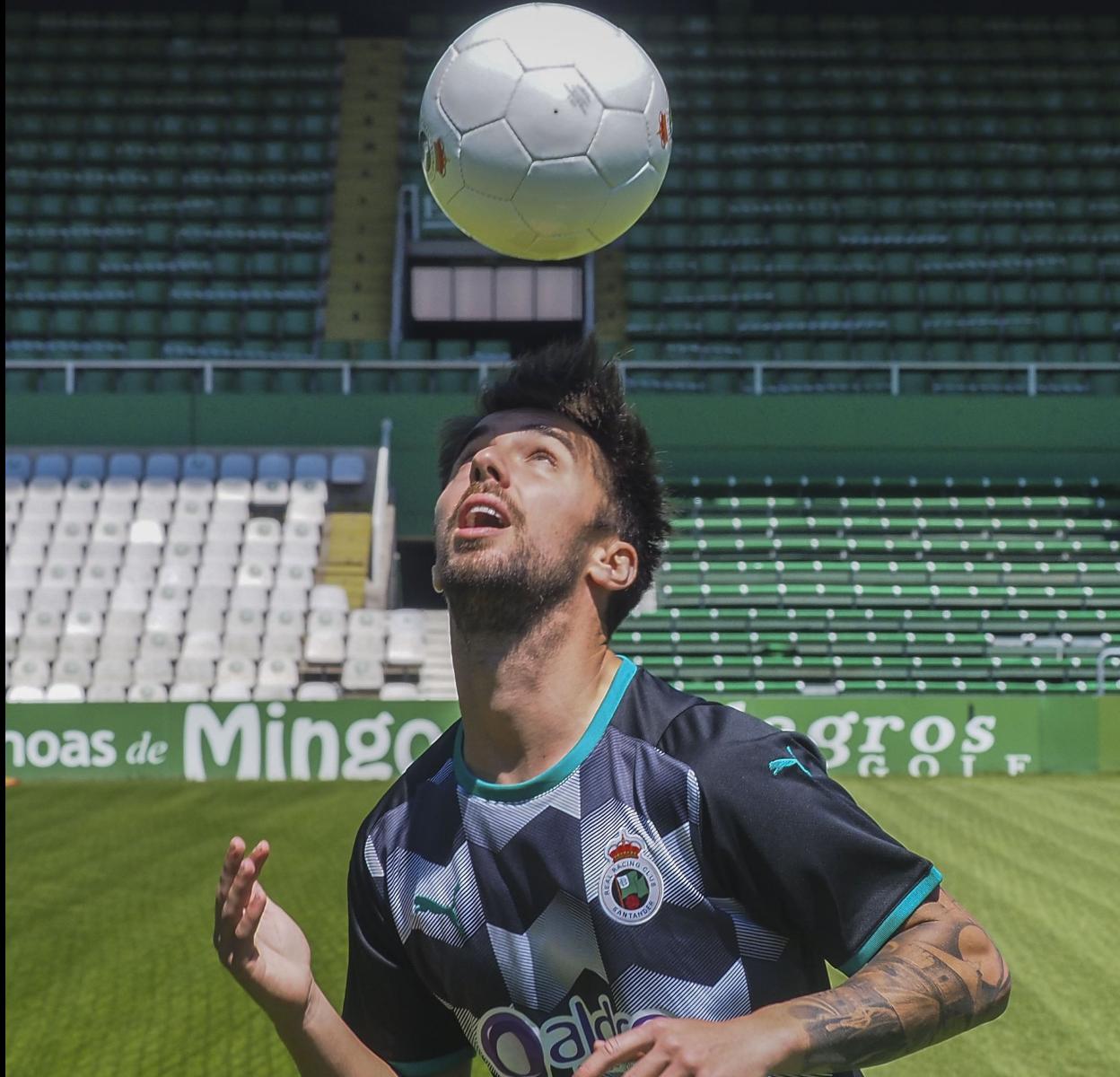 Sergio Marcos domina el balón con la cabeza en El Sardinero durante su presentación. 