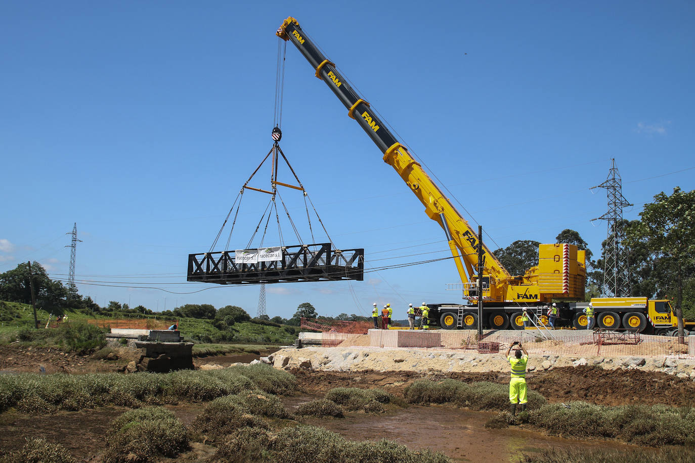 Fotos: Obras Públicas retira el puente de hierro