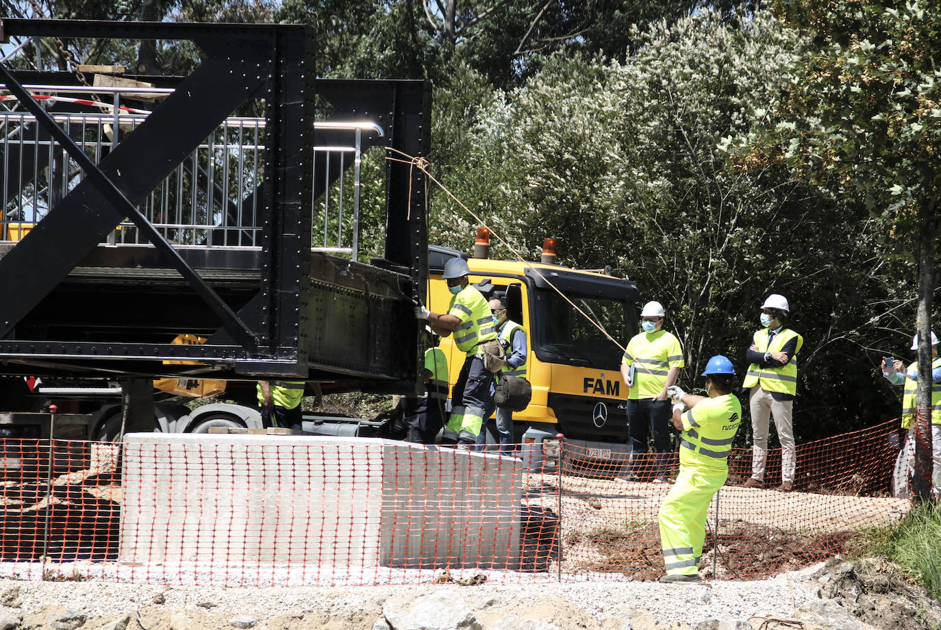 Fotos: Obras Públicas retira el puente de hierro