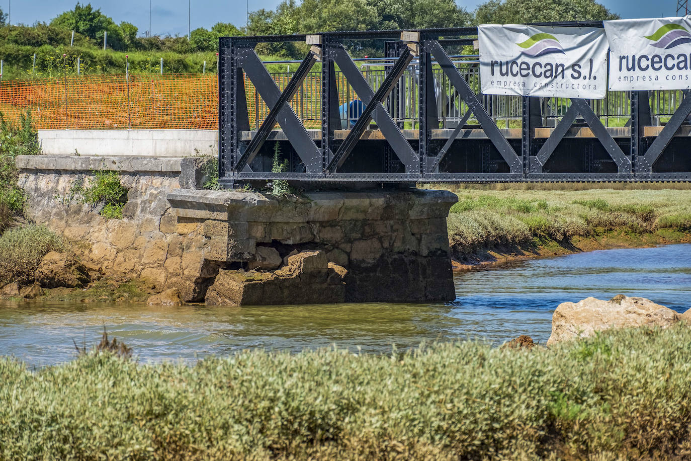 Fotos: Obras Públicas retira el puente de hierro