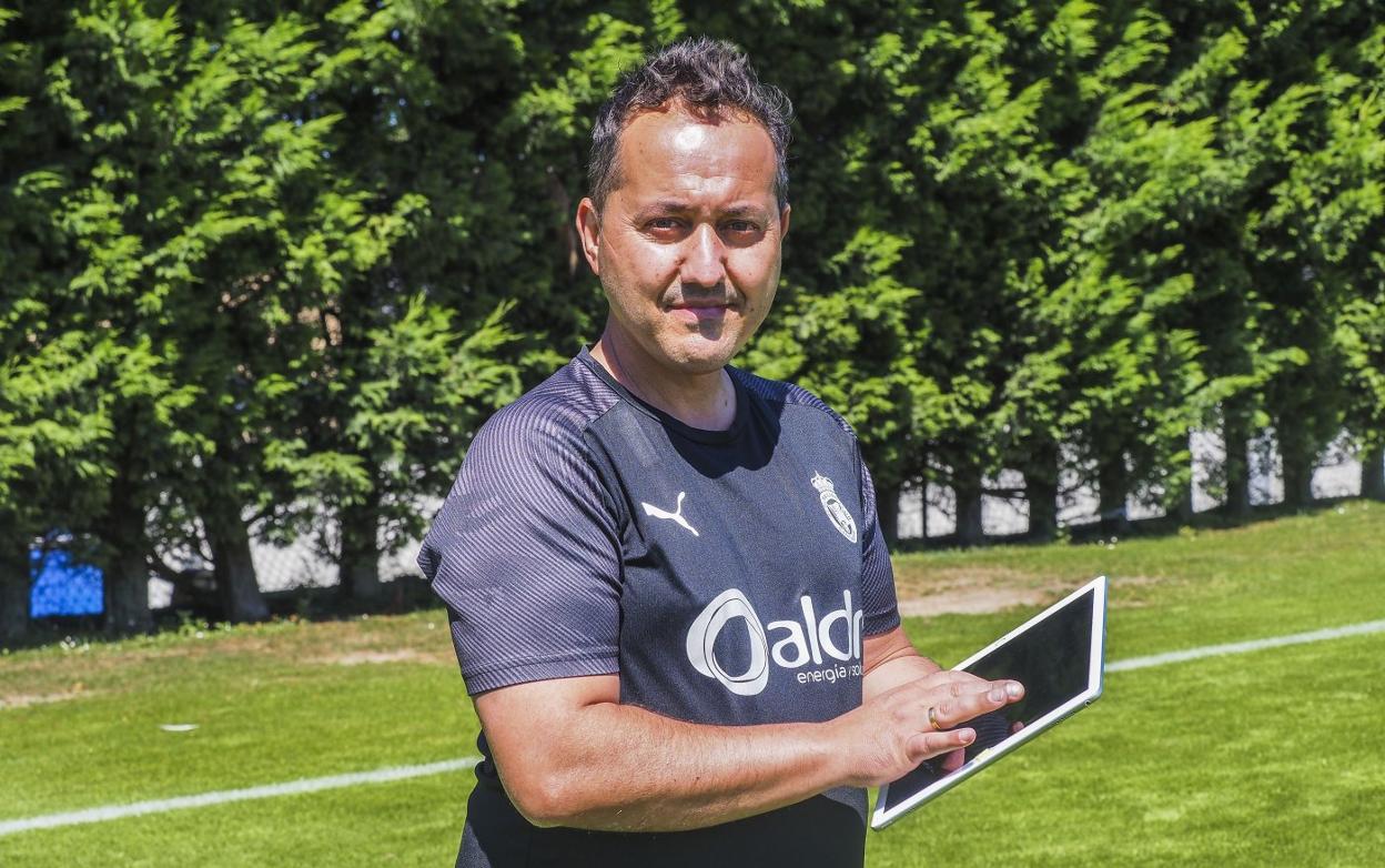 Daniel Barroso, con su inseparable tableta en la mano, tras un entrenamiento en La Albericia. 