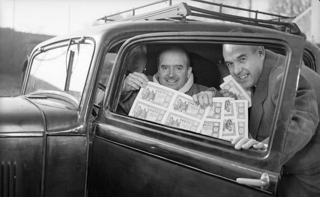 Imagen principal - Ganadores de la lotería de Navidad. Sorteo del 22 de diciembre de 1952; Ramón Menéndez Pidal, entonces director de la Real Academia Española. 2 de junio de 1950; Gregory Peck durante una entrevista con la prensa en el Hotel Fénix. Madrid, 13 de diciembre de 1954. 