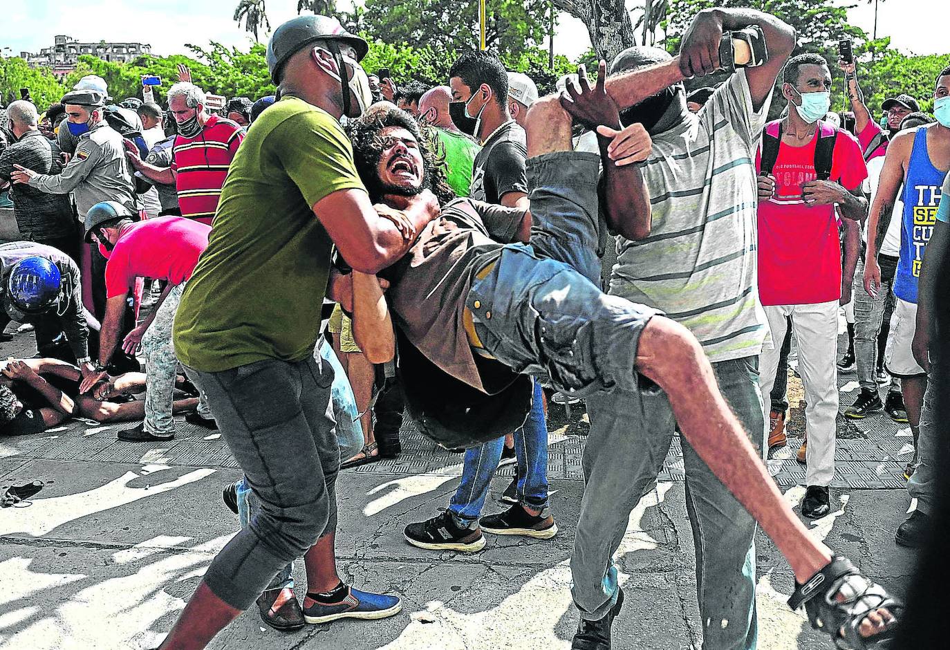 Detención el pasado domingo en La Habana de uno de los manifestantes contra el Gobierno de Miguel Díaz-Canel.