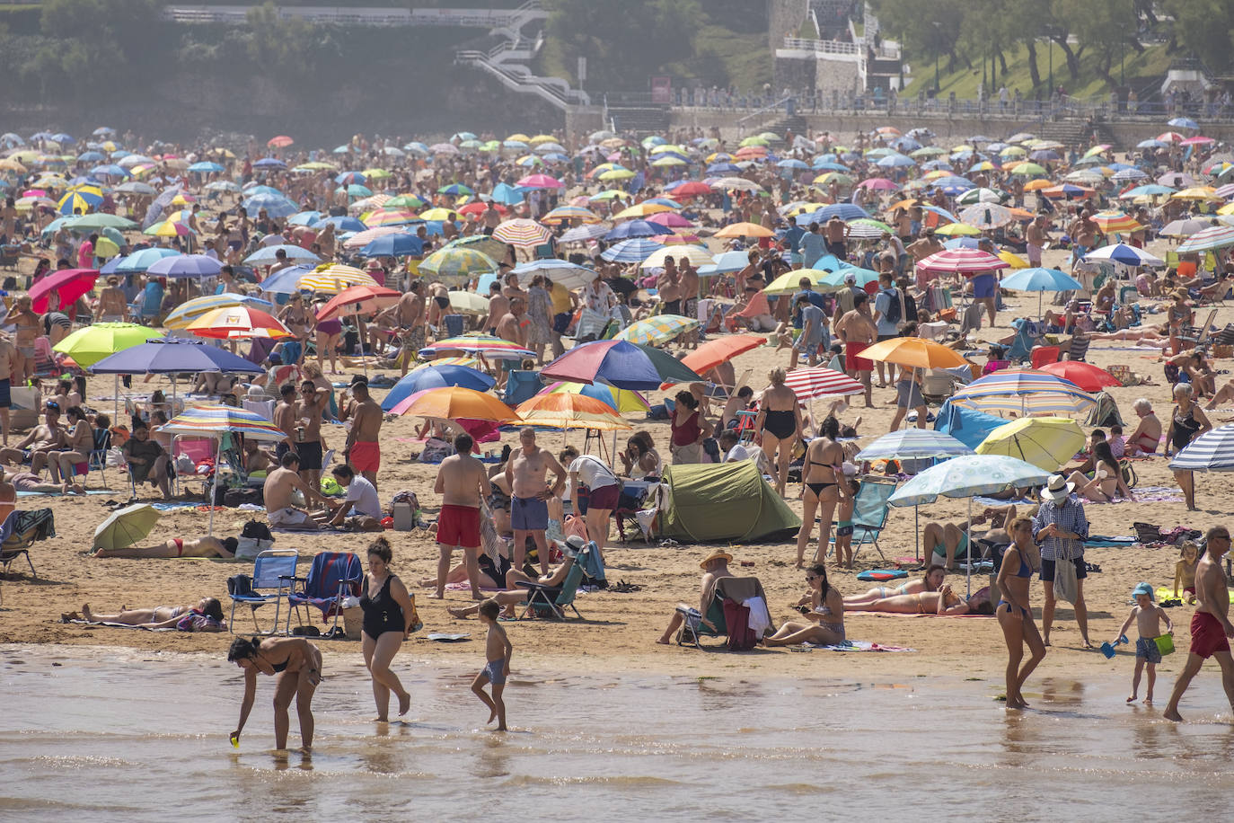 Fotos: Las playas de El Sardinero, abarrotadas este domingo