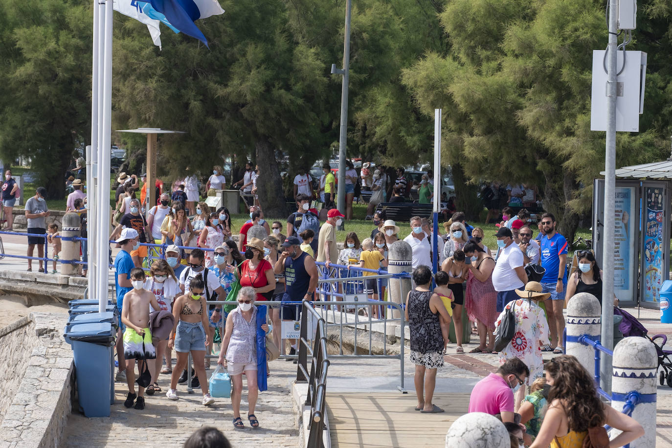 Fotos: Las playas de El Sardinero, abarrotadas este domingo