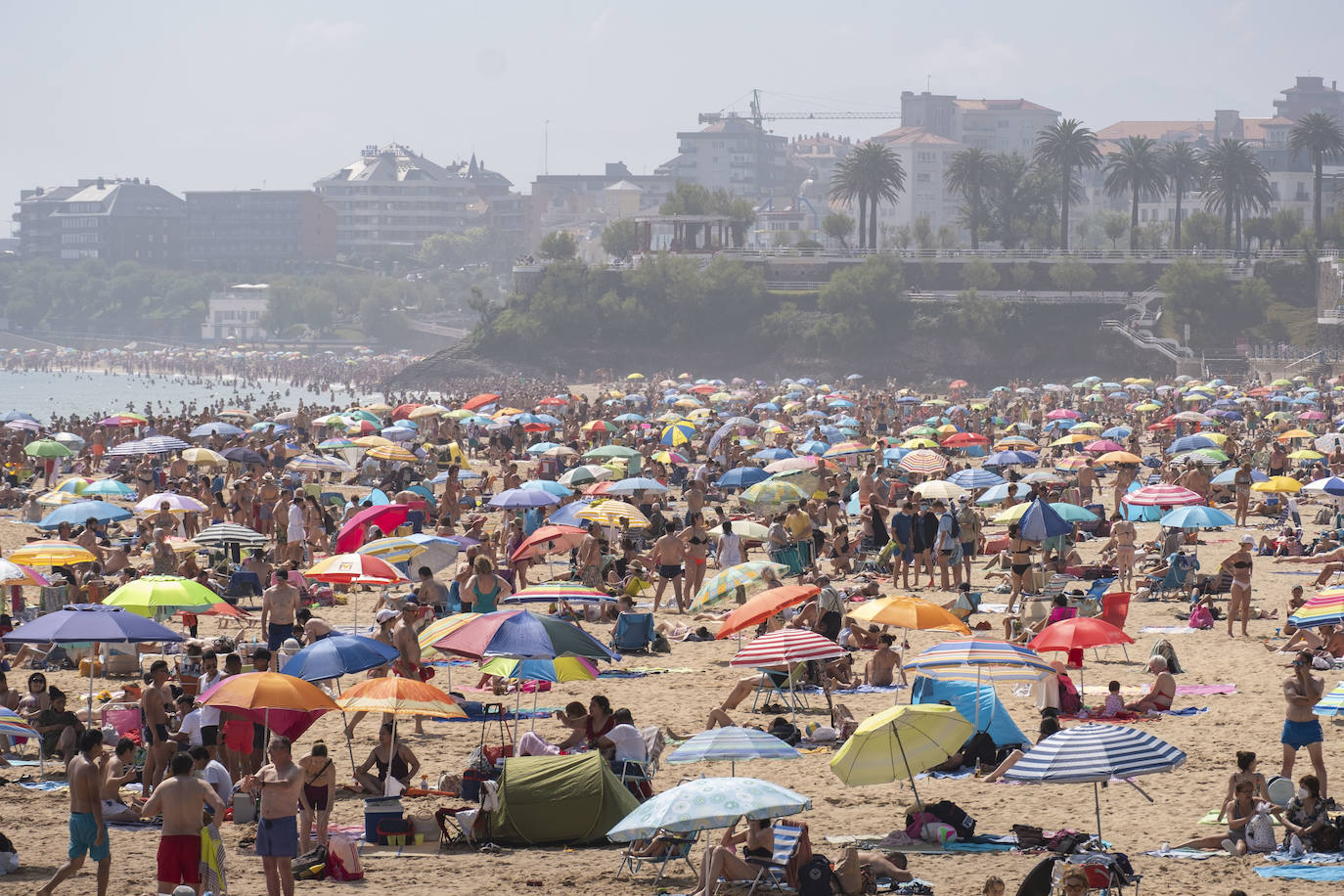 Fotos: Las playas de El Sardinero, abarrotadas este domingo