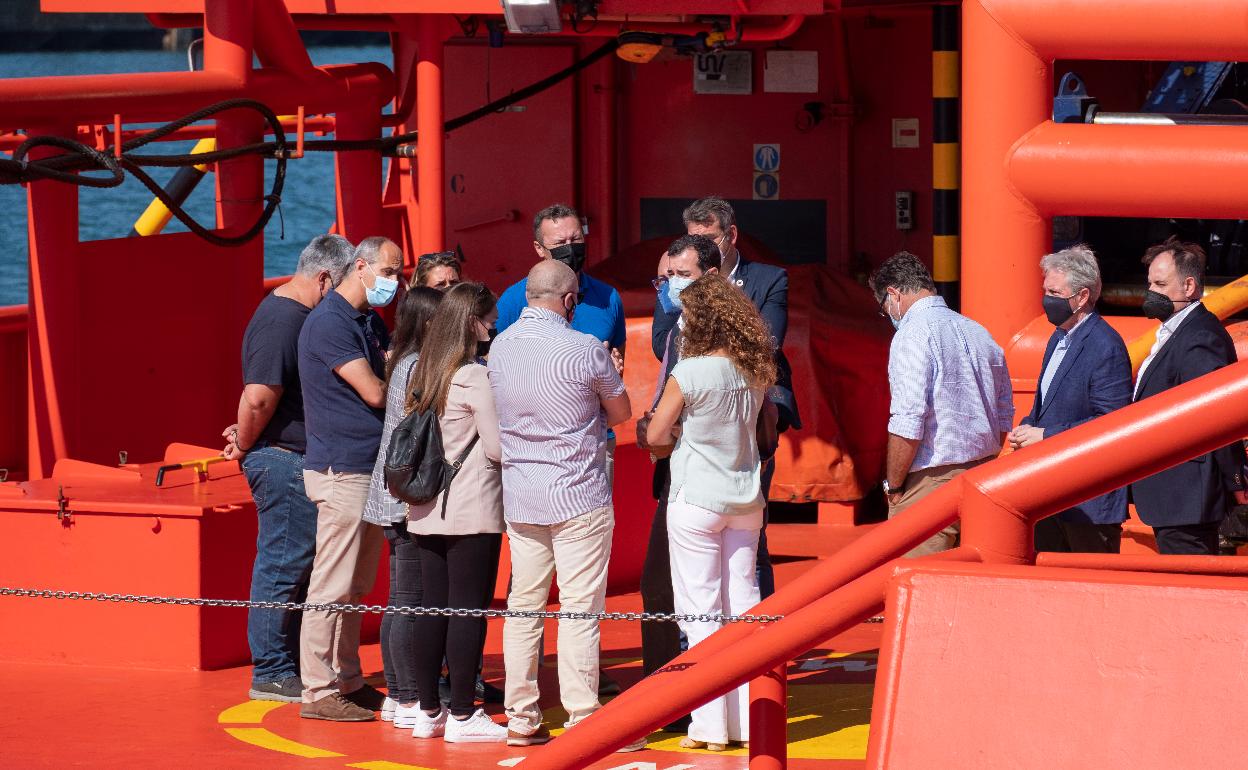 Familiares del pescador desaparecido conversando con las autoridades y el patrón del Maremi. 